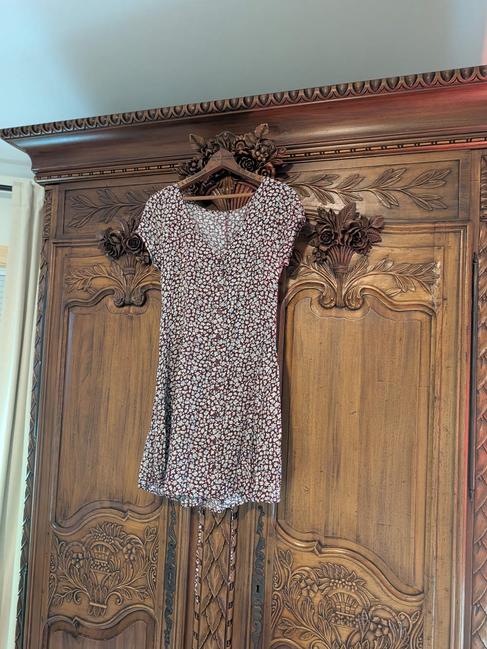 Floral Short Sleeve V-Neck Mini Dress in Burgundy